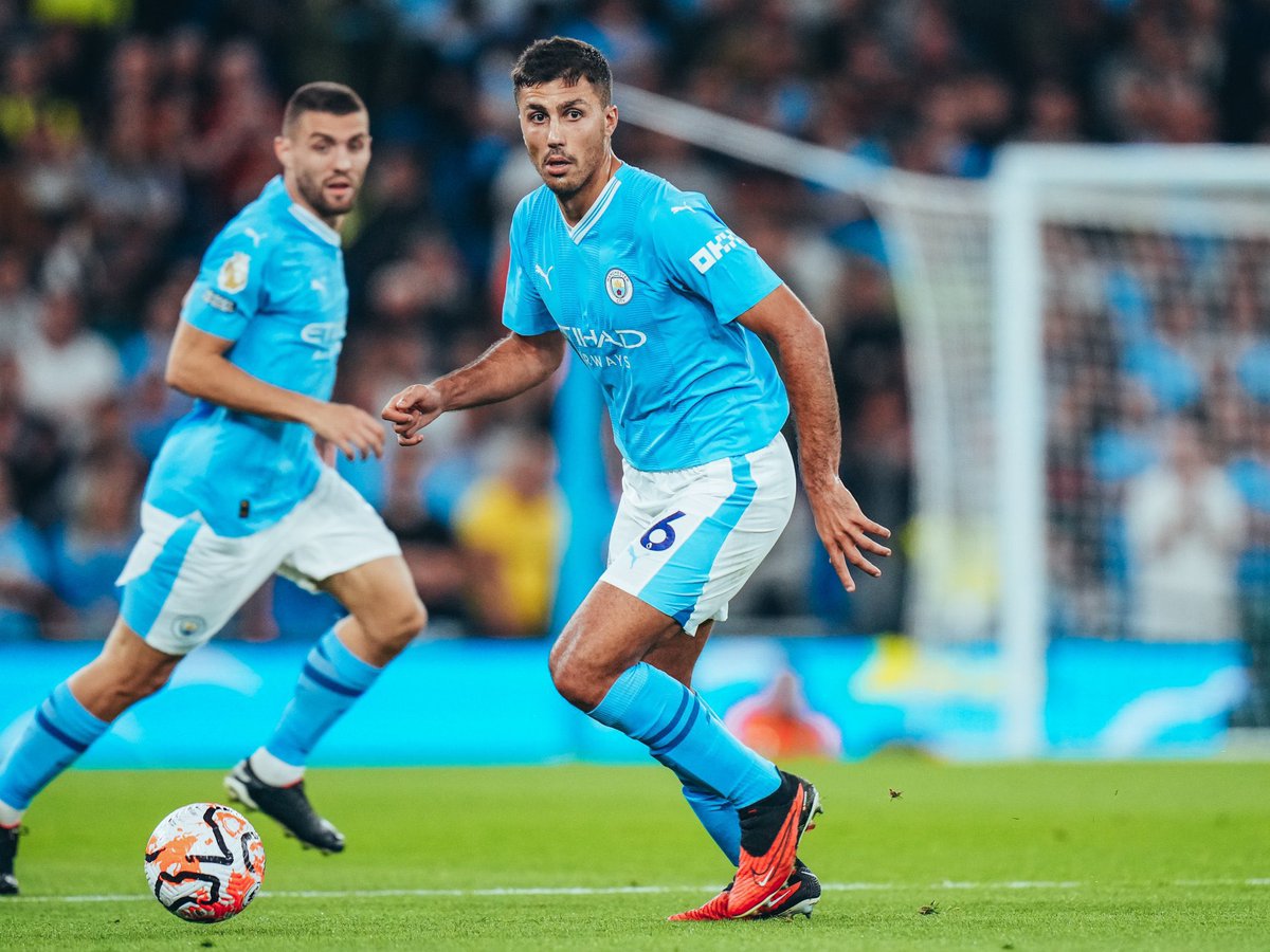 Installing the Kovacic-Rodri double pivot regularly feels like Pep’s final boss move of pure control that he pulls out in a title run-in. It’s impossible to force them into build-up errors & they can pass in such close proximity together that it opens up the rest of the pitch.