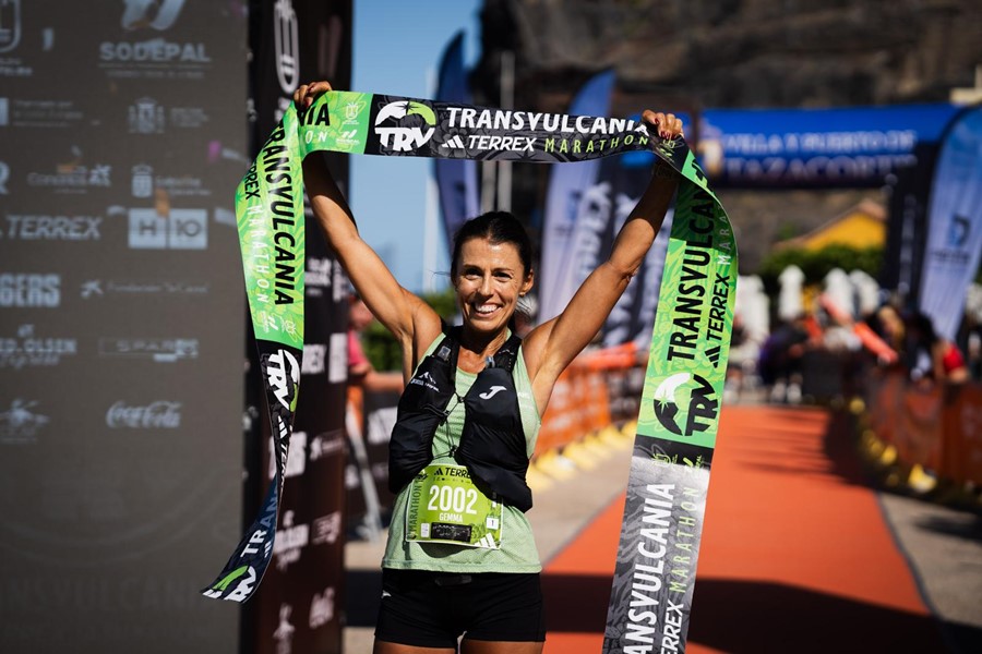 elapuron's tweet photo. La Maratón de la Transvulcania adidas Terrex es dominada por Fran Anguita y Gemma Arenas. https://t.co/6kVm5jUODg
#maraton #transvulcania #frananguita #gemmaarenas #LaPalma #Canarias #trailrunning https://t.co/iR0oGDhkaX