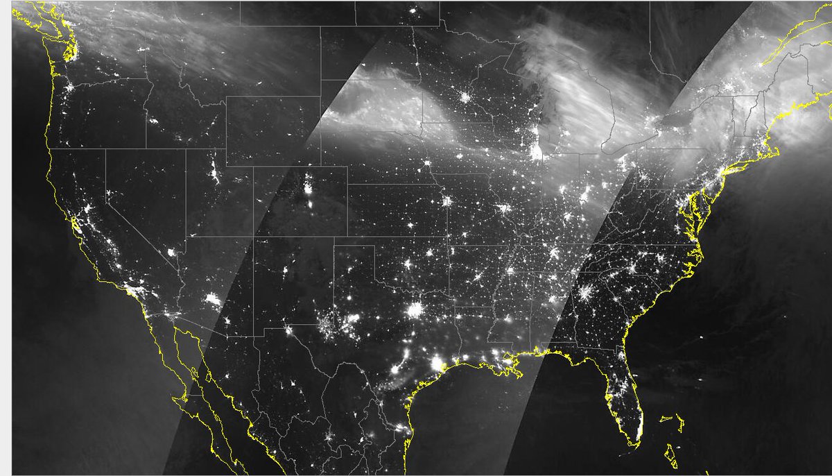 La extensa #AuroraBoreal observa la pasada noche y madrugada es visible en las imágenes de satélite en el norte de Estados Unidos. En #Cuba hasta ahora fue claramente visible en puntos alejados de la contaminación lumínica. Fuente: @UWCIMSS @UWSSEC