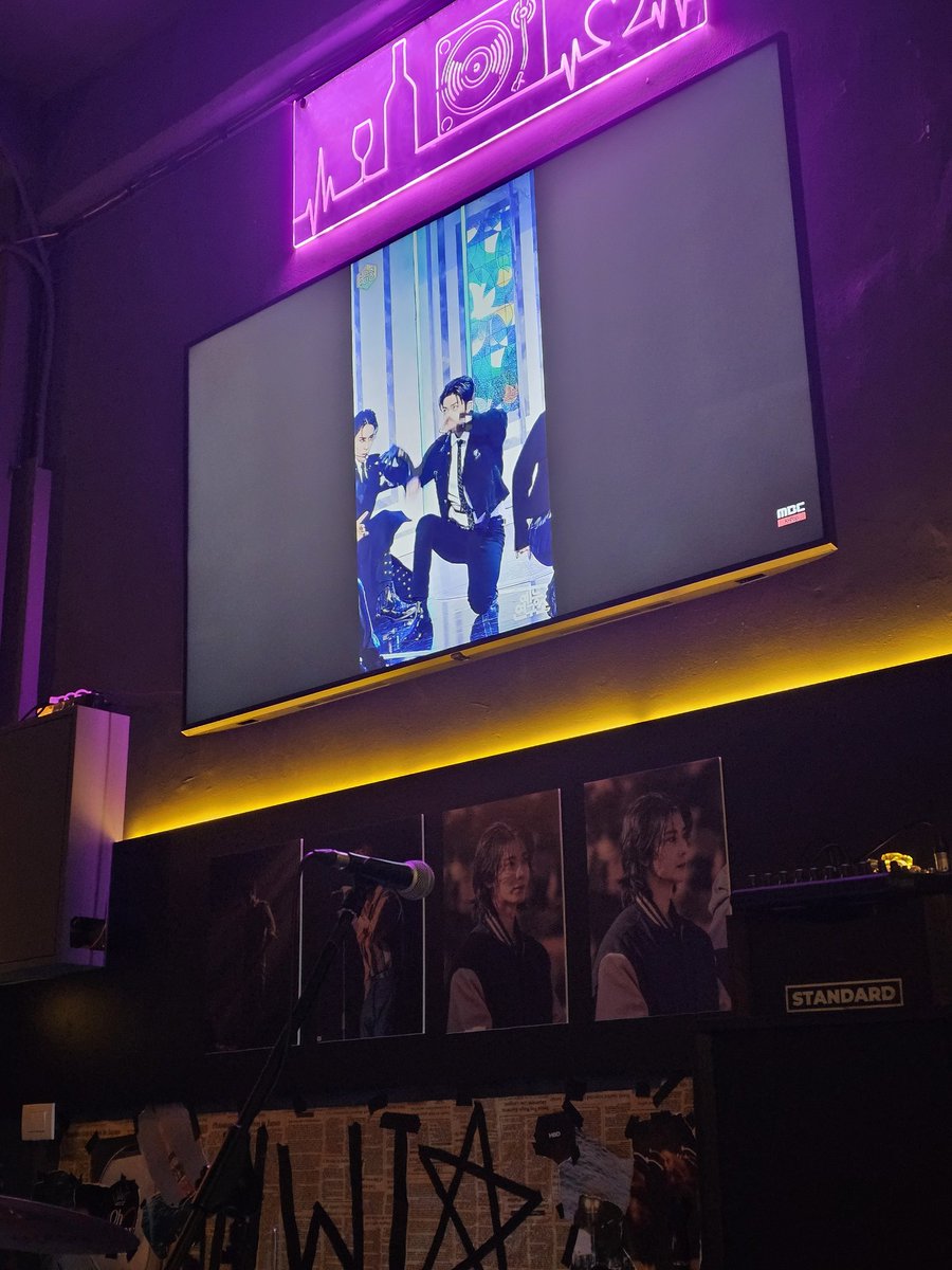 moonsun_luv's tweet photo. 📍 달빛소리 

여기 분위기 진짜 미쳣음 ㅠㅠ
균이 덕분에 LP바도 처음 가보고 즐거웠어욥 🫶🏻

#HWIYOUNG_Oh_My_Rockstar
#휘영_나의_위대한_락스타 https://t.co/6tsL7Fgxxk