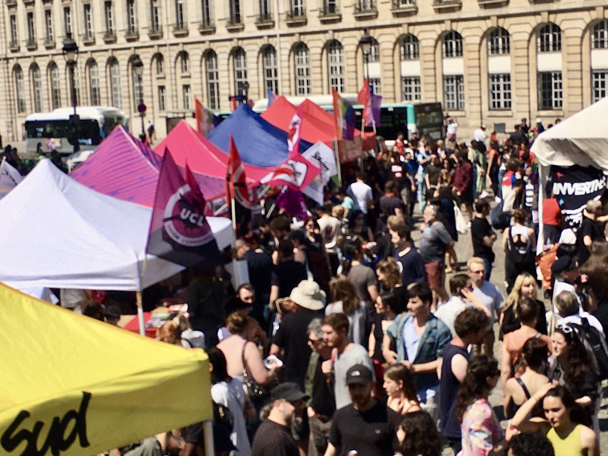 📢 Beaucoup de monde au village antifasciste contre la manifestation du C9M et plus largement contre les attaques de l’extrême droite en France et dans le monde, sur tous les fronts, des groupuscule d’extrême droite jusqu’au tournant autoritaire et raciste de l’État néolibéral