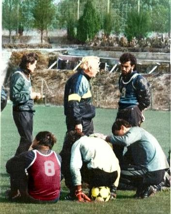 BoysOfHellSpace's tweet photo. 📷Cevad Prekazi, Jupp Derwall, Savaş Koç, Raşit Çetiner, Zoran Simoviç ve Hayrettin Demirbaş antrenmanda.
🟡🔴
#derwall #cevadprekazi https://t.co/Mts4xNl7bf