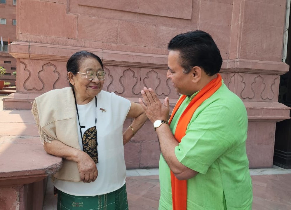 Honored to meet Smt. Sano Vamuzo, recipient of the prestigious #PadmaShri award for her outstanding social work in Nagaland. #SanoVamuzo has worked on wide-ranging issues such as women rights, drug & alcohol abuse, education, health, economic exploitation and deforestation.