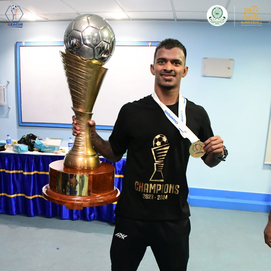 That smile when you realize tomorrow's Sunday and you're the reigning champion! 😁👑 #JaanJaanMohammedan 💪🏼#BlackAndWhiteBrigade 🤍🖤 #IndianFootball ⚽ #indiansuperleague