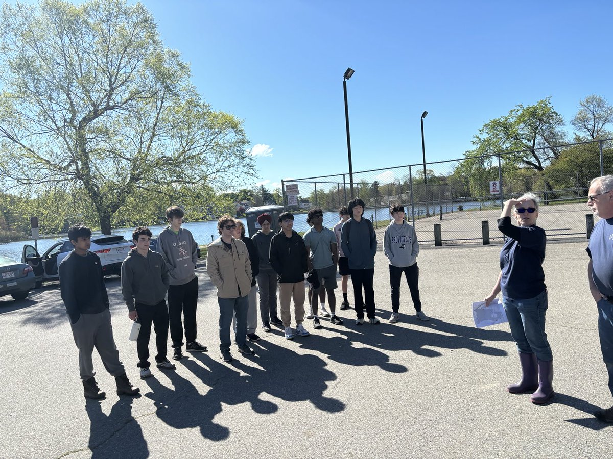 Sjmun up and at ‘em this morning, cleaning up Indian Lake in Worcester, as we have for a dozen or more years! ⁦<a href="/SJShrewsbury/">Saint John's</a>⁩ #BeAPioneer