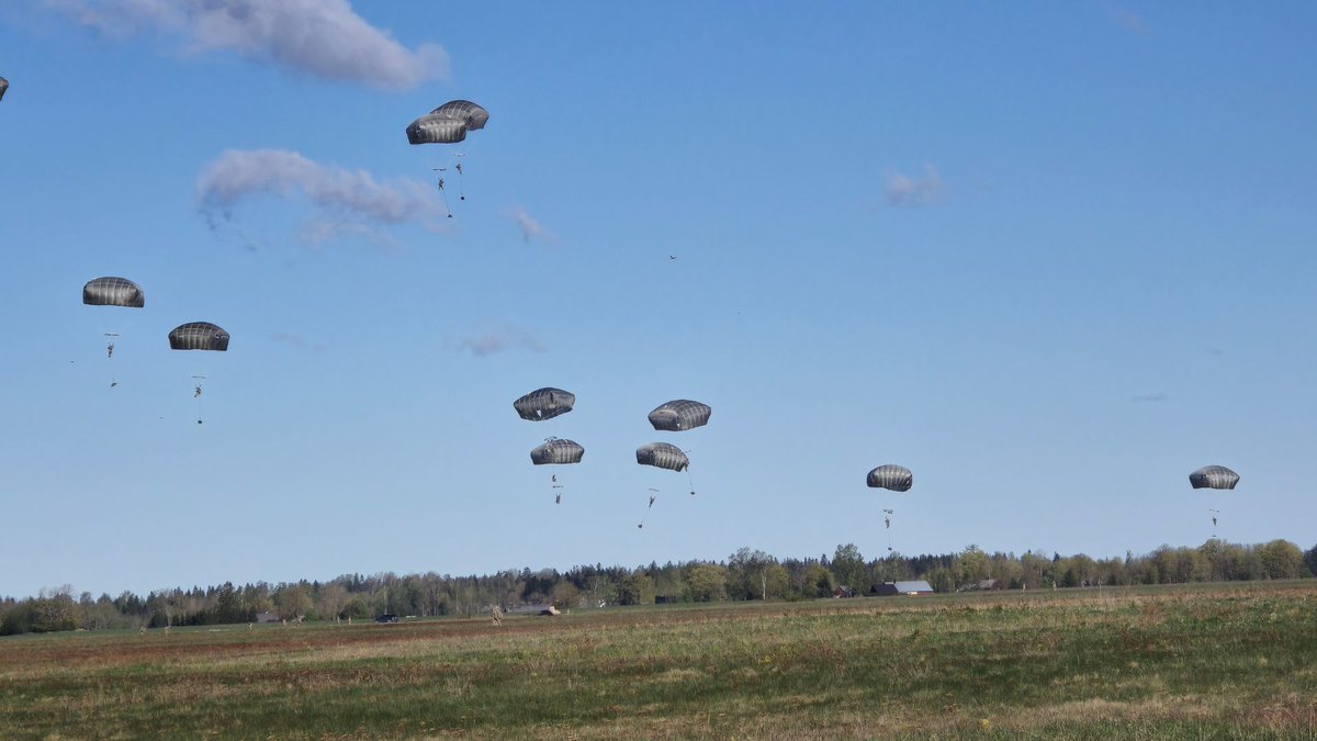 The @BritishArmy's @16AirAssltBCT is the UK's Global Response Force, ready to deploy by parachute all over the world. Nearly 100 🇬🇧 paratroopers from 3rd Battalion @TheParachuteReg performed a jump with 🇺🇸 personnel today in Estonia as part of @NATO's Exercise Swift Response.