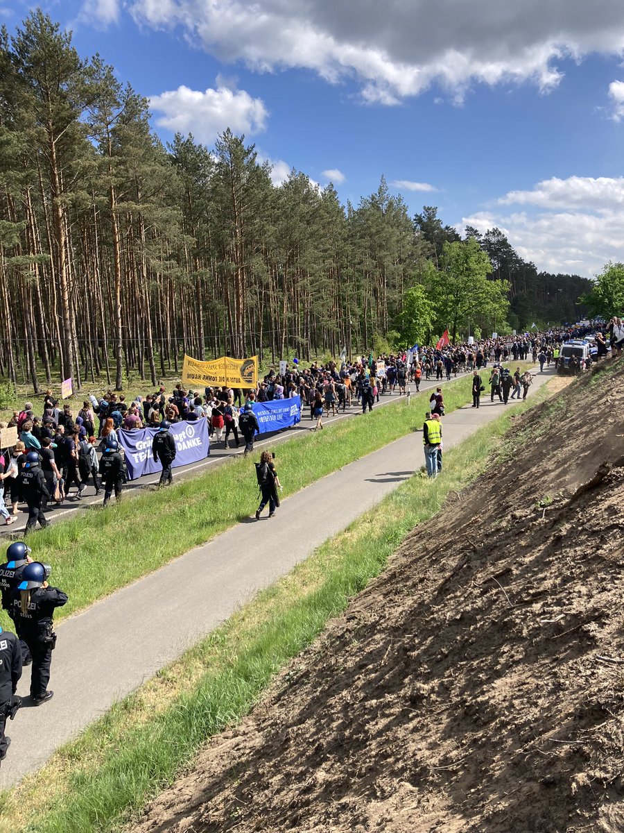 Stabile Demo! Tausende Menschen protestieren in Grünheide auf der Wasser Wald Gerechtigkeits Kundgebung ✊