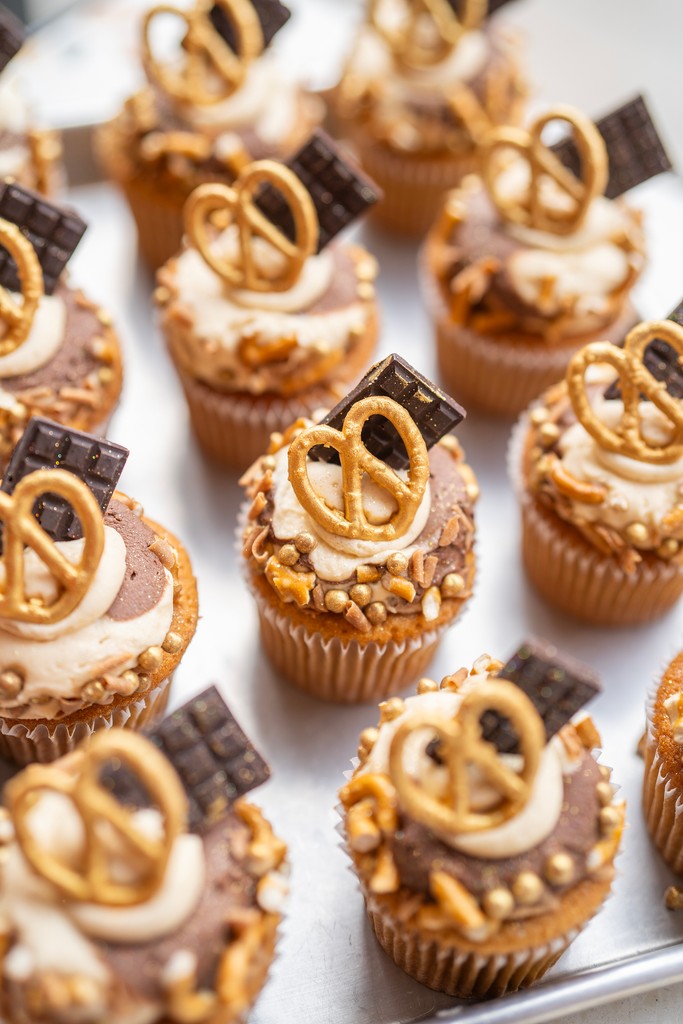 Flavourtownbake's tweet photo. Chocolate Caramel Pretzel Cupcake, which does EXACTLY what it says on the tin! The killer combo of sweet and salty 😍

Say hello to the ultimate chocolate pretzel cupcake.🍫🥨✨ https://t.co/rO3TPCOhMn