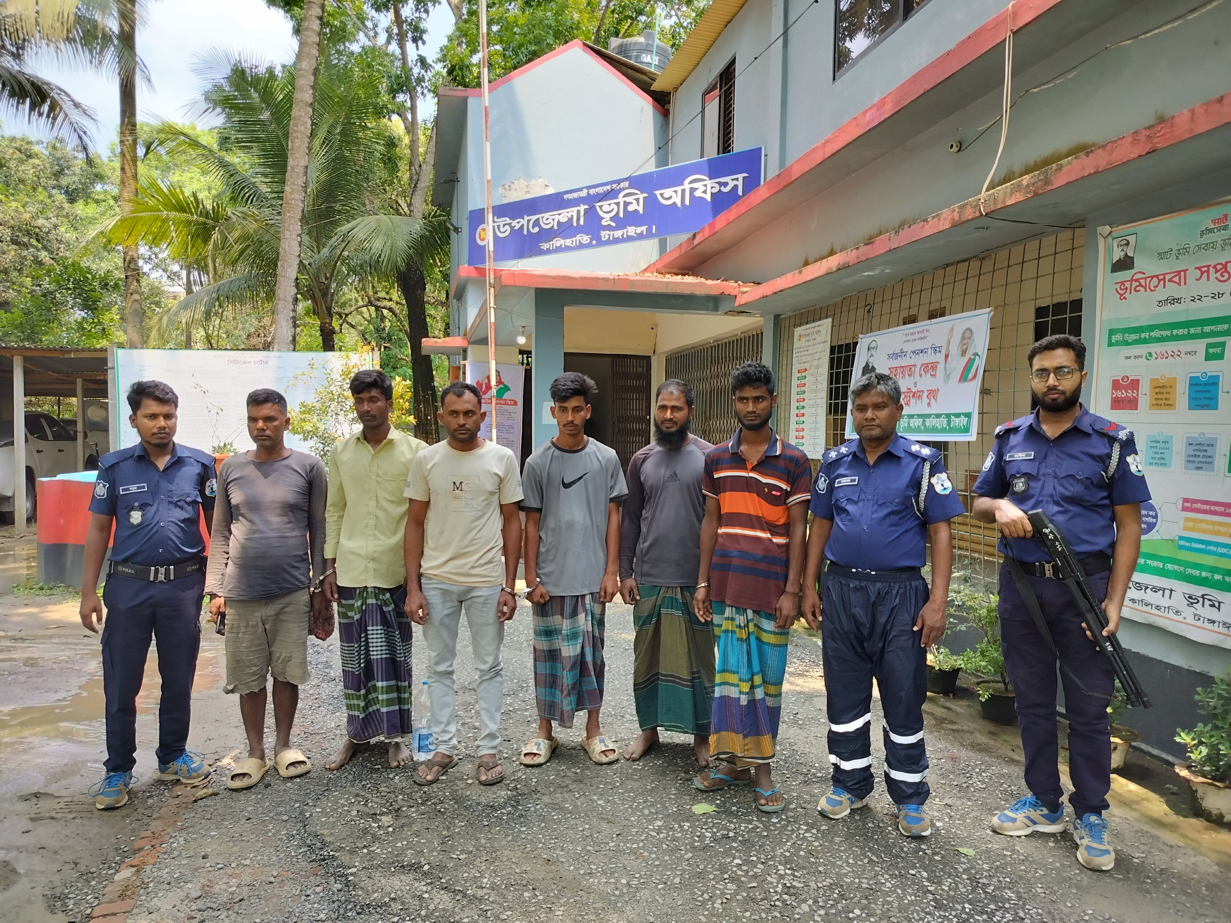 নিউ ধলেশ্বরী নদীতে বালু উত্তোলনের দায়ে ছয় ব্যক্তি দণ্ডিত