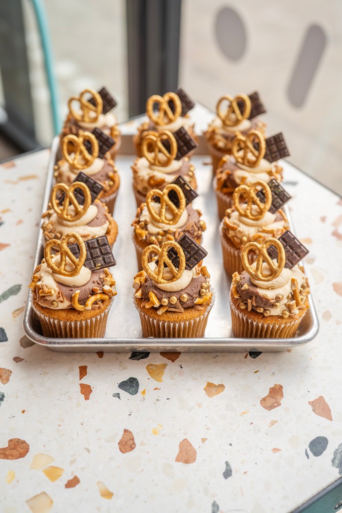 Flavourtownbake's tweet photo. Chocolate Caramel Pretzel Cupcake, which does EXACTLY what it says on the tin! The killer combo of sweet and salty 😍

Say hello to the ultimate chocolate pretzel cupcake.🍫🥨✨ https://t.co/rO3TPCOhMn