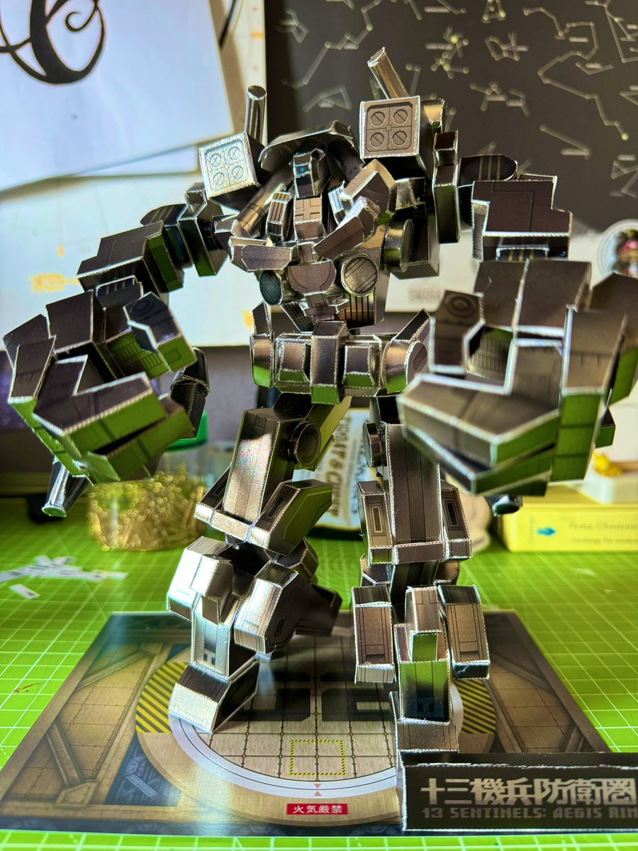 This was a though one! But such an amazing game deserves all the effort!! 
#13sentinels #vanillaware #papercraft #modelkit