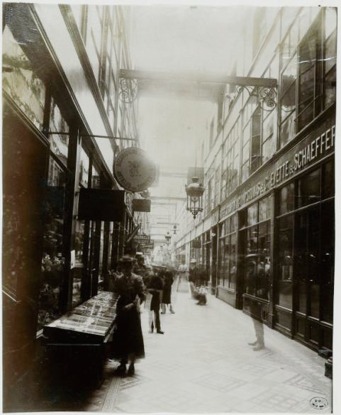 Eugène Atget. Passage du Grand-Cerf, 145 rue Saint-Denis 1909. 2e