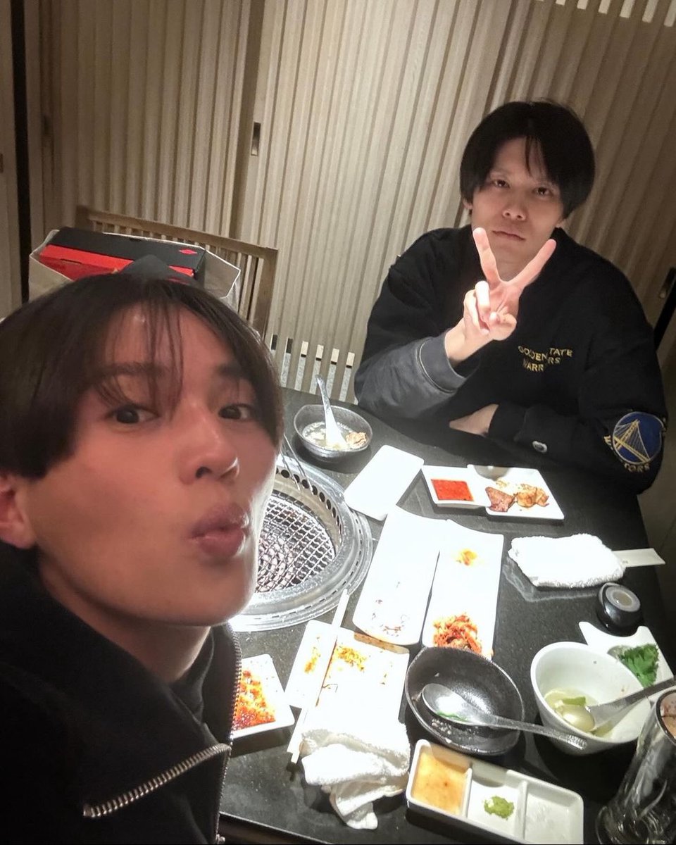 dearwor1d's tweet photo. 리쿠유세 야키니꾸 사건
가림막 쳐진 개인실에서 오붓하게 고기먹�� 걸 만천하에 알림으로써 보는 사람들 어이를 터뜨린 사건이다 https://t.co/ed9lEoJiuL