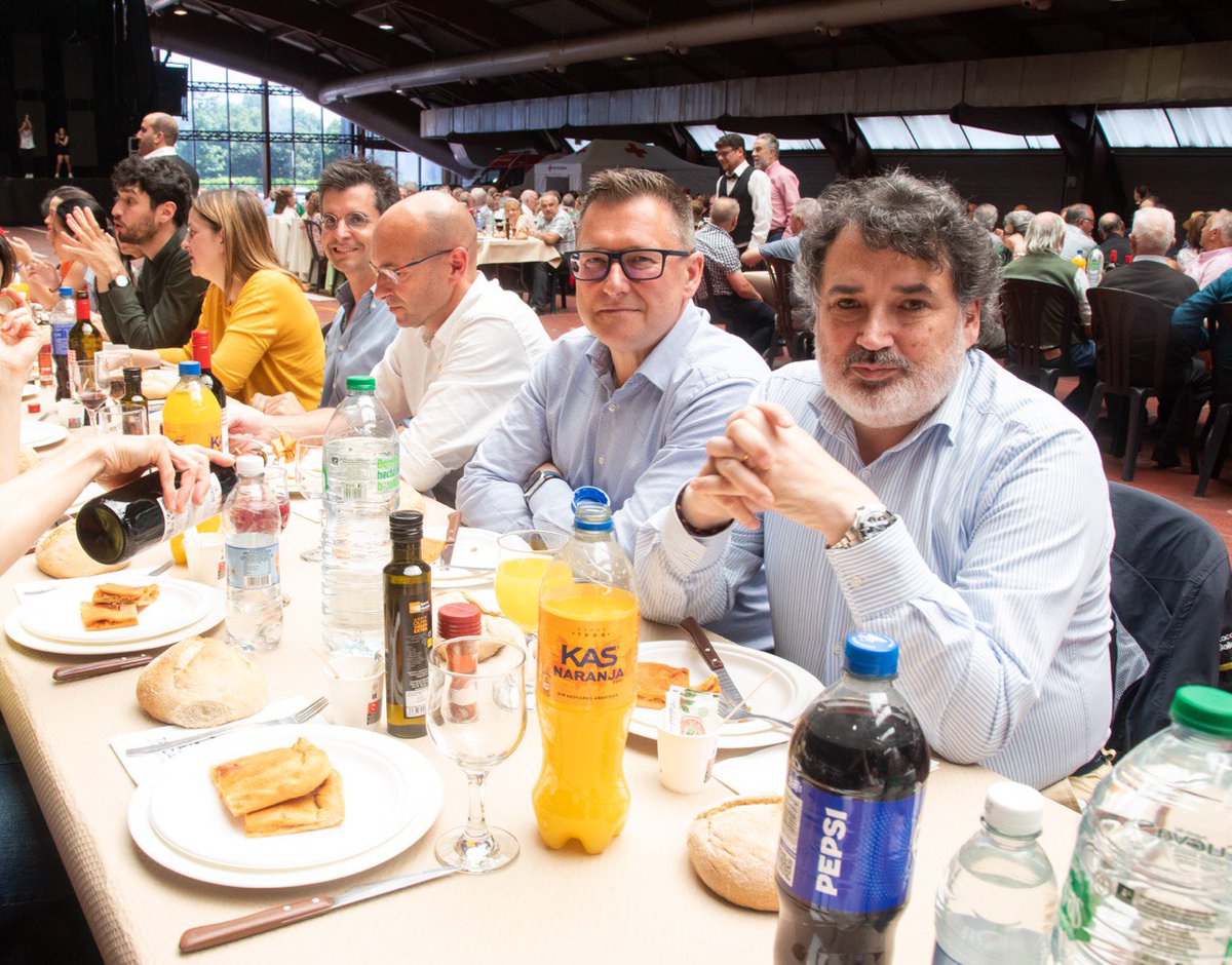 PazodeRaxoi's tweet photo. 📸 Con estas últimas imaxes da asistencia de membros da Corporación municipal ao xantar que se está a celebrar agora mesmo en #Amio, desexamoslles a todas as persoas presentes bo proveito! 🍽
🥳 Seguimos vivindo as #FestasDaAscensión en #Compostela! 👏 https://t.co/cjrKg8aZRb