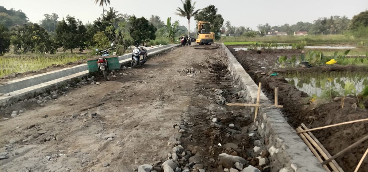 Pasukan dan Masyarakat yang tergabung dalam Satgas TMMD Sengkuyung Tahap II TA 2024 Kodim 0732/Sleman mengerjakan sasaran fisik berupa Pembukaan Jalan dan Pembuatan Talud di Dusun Suruh Kalurahan Argomulyo Kapanewon Cangkringan Kabupaten Sleman,Jum'at (10/5/2024). #tniprima