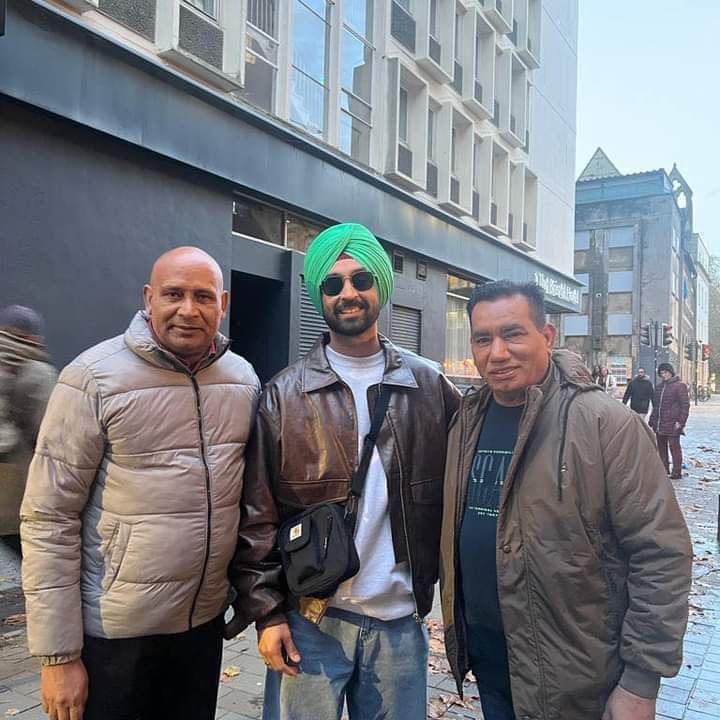 Diljit Dosanjh with Nasir Chinyoti & Akram Udas during the shoot of 'Jatt & Juliet 3' movie. Pakistani artists may hardly get work in Bollywood but in Punjabi movies, main roles are given especially to such artists who make fun of India, Hindus & Sikhs in 3rd class stage dramas.