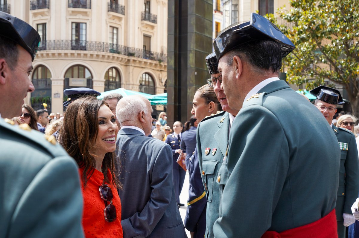🇪🇸 La presidenta de las Cortes de Aragón, Marta Fernández, asiste al acto de izado de bandera en la Plaza del Pilar con motivo del Día de las Fuerzas Armadas.