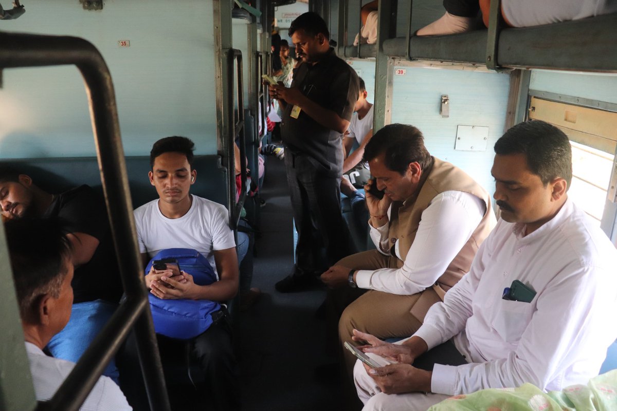 Travelled by local train from Churchgate to Virar for the Loksabha Election Campaign. @BJP4Mumbai #ModiKiGuarantee #AbkiBaar400Paar #LokSabha2024 #ViksitBharat2024 #ModiJarooriHai #PhirEkBaarModiSarkar