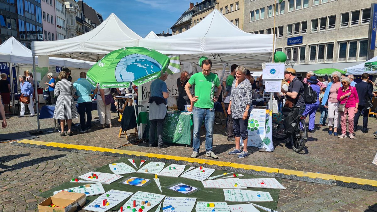 Europafest in #Bonn - mit Stand des Bonner Klimanetzes und Bodenzeitung von P4F - mit vielen, die mitmachen!! Für #Europa, #Demokratie und #Klimaschutz!😄🌏👍