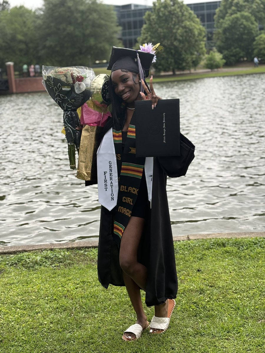 Antoniqueee5's tweet photo. Graduated af๐๐
#THEBIGGEST #collegegraduate #middlegastateuniversity #MGA #criminaljustice #firstgeneration #BlackGirlMagic https://t.co/pB69hXmwiH