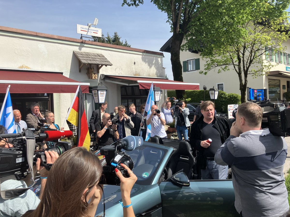 “Ich bin wieder da”, sagt Maximilian #Krah, nachdem er mit einem V8 zum Wahlkampfauftritt nach Holzkirchen vorgefahren ist. Wahlkampf-Abstinenz zu Ende… <a href="/MerkurStadt/">Münchner Merkur</a>