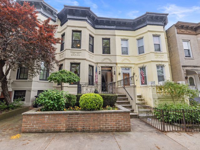 #justlisted One family limestone in the 70’s near the bay, ferry & pier. First time on market in 71 years. 4 spacious br’s. Excellent condition. $1,425,000 #BayRidge #ny @Brownstoner #ParkSlope #nyc @ParkSlopeParent @bayridgefams #dumbo #gowanus