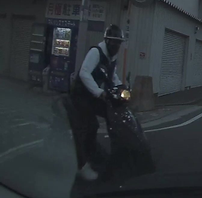 i_ism_dr2's tweet photo. 5月8日18時29分頃 大阪市住之江区東加賀谷1丁目で当て逃げしたバイクを晒す！黒のバイクで前面に白い汚れ？塗装？が付着？
警察に通報済み、情報提供お願いします🙏
#当て逃げ #大阪市 #住之江区
#東加賀屋 #北加賀屋 #拡散希望 #ひき逃げ https://t.co/aV3UzEbxWX