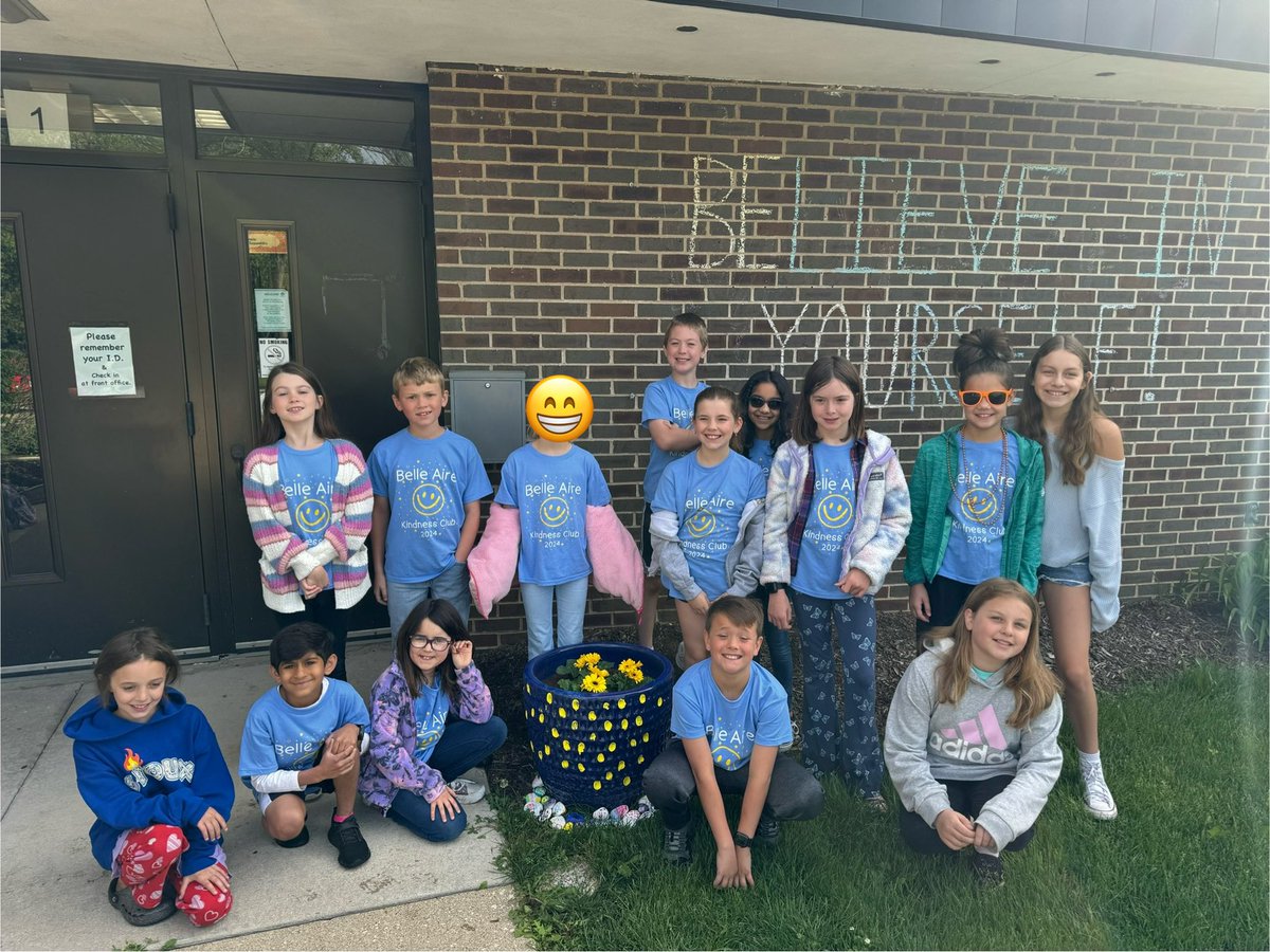 KristinaMelone's tweet photo. The BA “Welcome Committee” brought to you by Kindness Club and our amazing new t-shirts!! 😃 🌟 This group of rockstars passed out orange stickers and kindness quotes to start everyone’s Friday morning with a smile. #OrangeFrog #dg58pride https://t.co/zMxUhrVge0