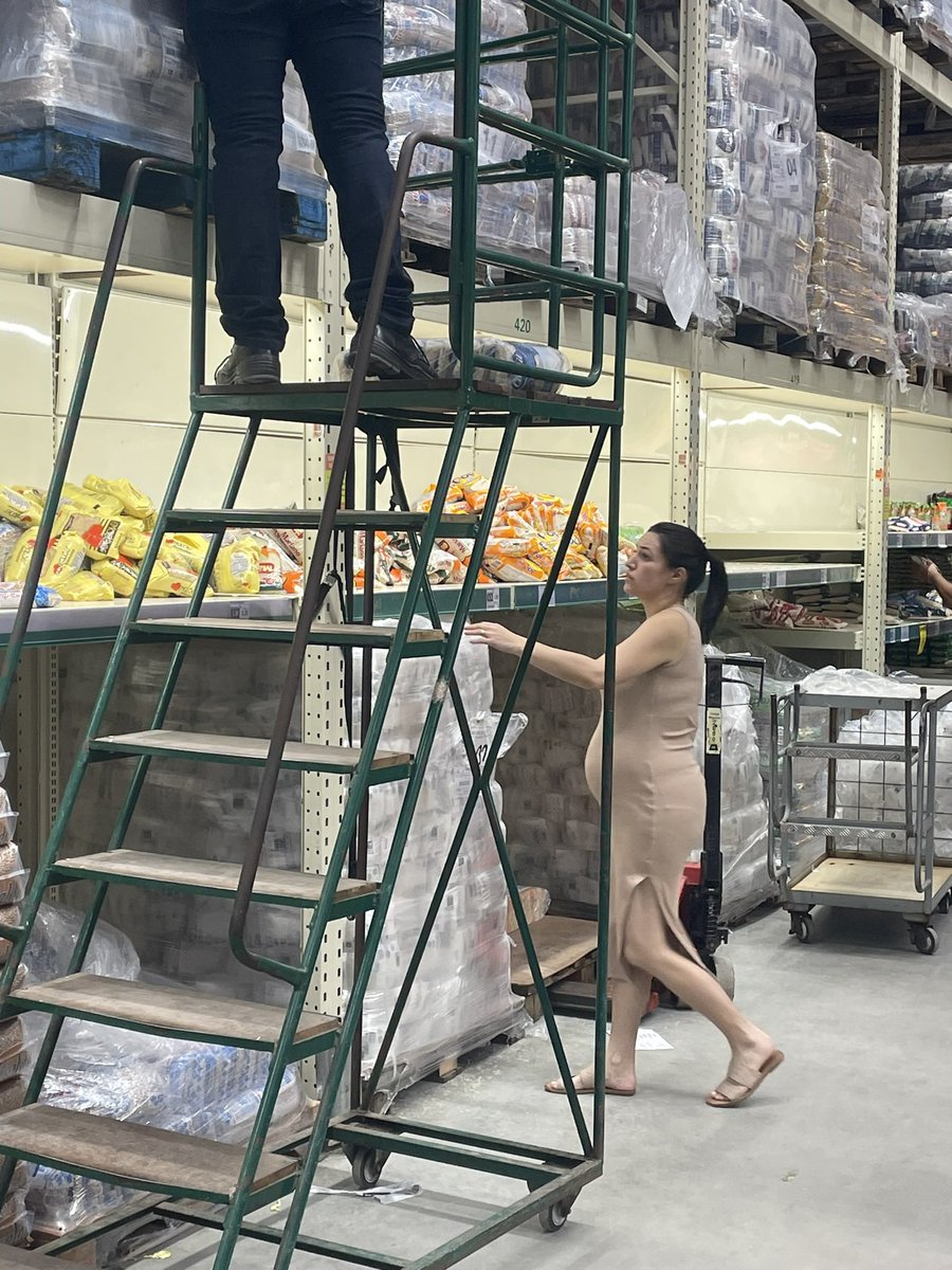 Isso <a href="/DanielaLima_/">Daniela Lima</a>  é a realidade de Caruaru ontem. Não há arroz em poucas horas começou a toda população comprar tudo pq não tem arroz na cidade. Dizer que é fake new? Tenha vergonha em mentir.
