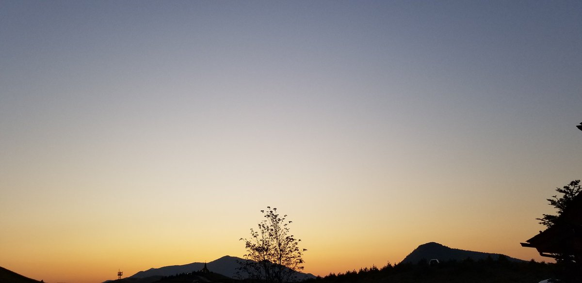 皆さん(*^^*)🎵
こんばんは😃🌃

今日も一日、お疲れ様でした〰️
素敵な夜🌃をお過ごしください✨
(*^▽^)/★*☆♪