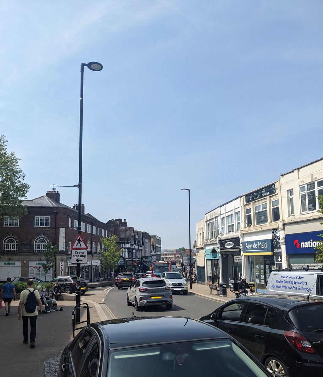 Such a shame that #Beckenham High Street so often resembles a large carpark, with on-street parking and gridlocked, polluting traffic slowing down buses (much of it not even visiting the high street stores).  It doesn't have to be this way! #streetsareforpeople