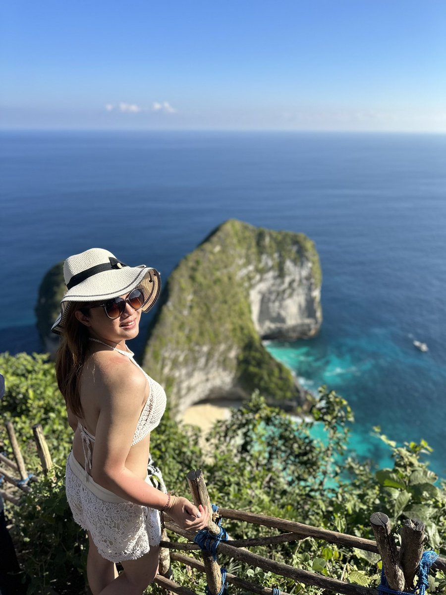 Never before seen photos in Nusa Penida island, Indonesia featuring the stunning view of Kelingking Beach 🏝️🌊
Nusa Penida Travel Guide 🇮🇩
Link in bio 🔗

#bali 
#nusapenida 
#indonesia 
#kelingkingbeach 
#island 
#travel 
#travelguide 
#travelblog
#iphonephotography 
#katytoday