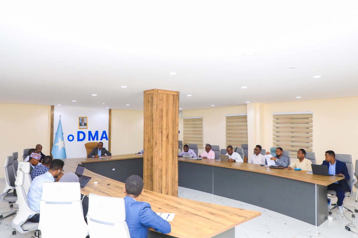 SoDMA_Somalia's tweet photo. 2/2. #SoDMA approved a plan to exchange cash for vocational training to achieve financial independence. The meeting aimed to expedite ongoing projects and was attended by high-ranking executives of the Agency. https://t.co/jXISvaA7rq