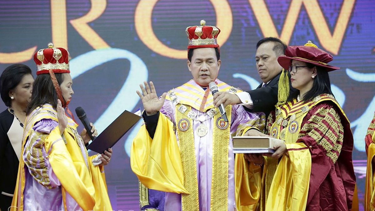 If a hyper-religious weirdo crowns themselves, there's a problem.  #MarkAndAvoid #FalseProphet