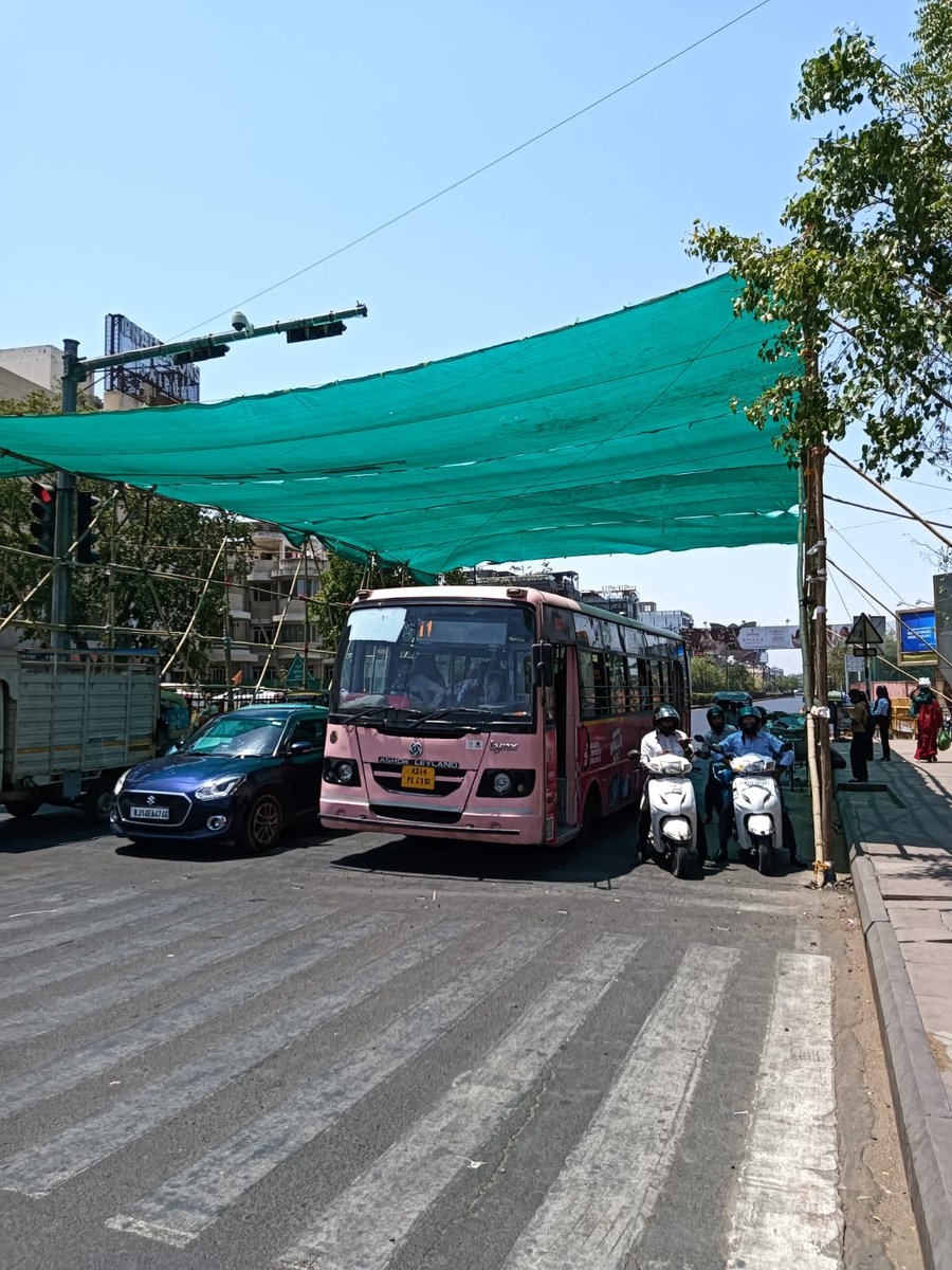 ट्रैफिक सिग्नल पर गर्मी में अब नही #झेलनी होगी तपिश #ग्रीन शेड नेट करेगा धूप से बचाव @RajCMO @GreaterJaipur