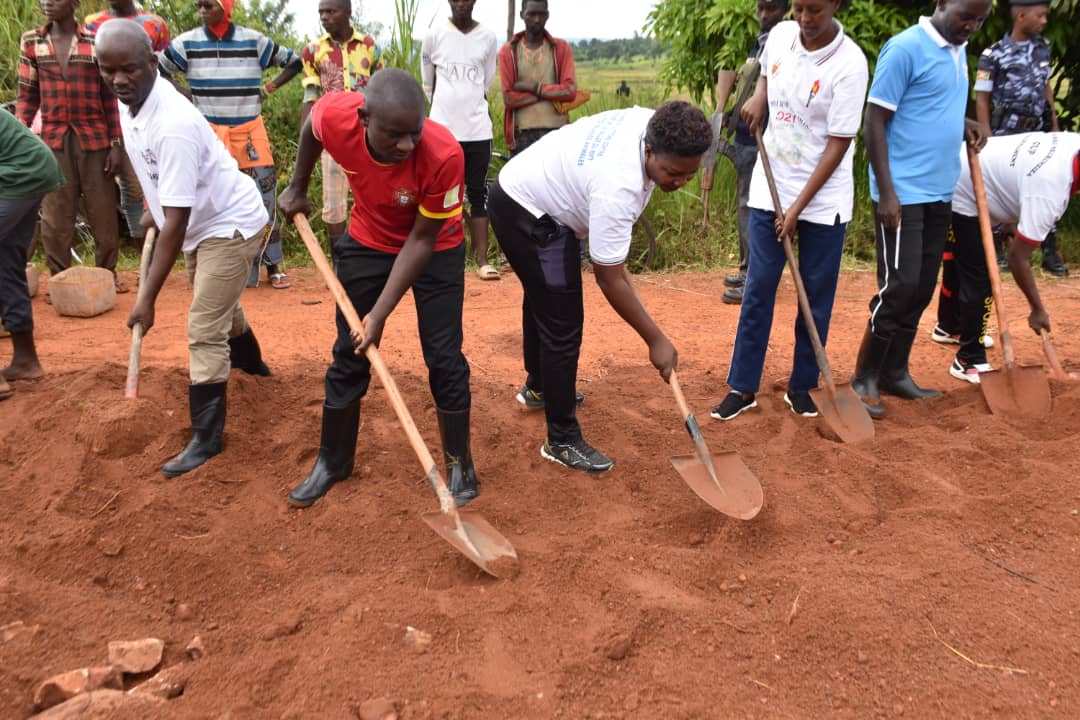 #Burundi: Le 2è Vice-Président du @burundi_senat, Hon. Fabrice Nkurunziza, accompagné de certains parlementaires élus dans @CankuzoProvince, s'est associé à la population de la colline et zone #Mugera en commune #Mishiha de cette province, lors des travaux de remblayage des nids