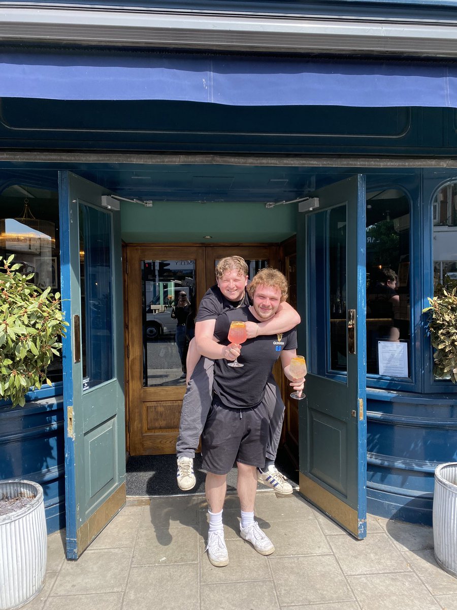 Grab a mate and piggy back all the way to Earlsfield for one of our Spritz! In this weather it would be rude not to! 

We’ve also got non alcoholic options too so no one will miss out 💪

@youngspubs #summervibes #beergarden #feelinghothothot #spritz