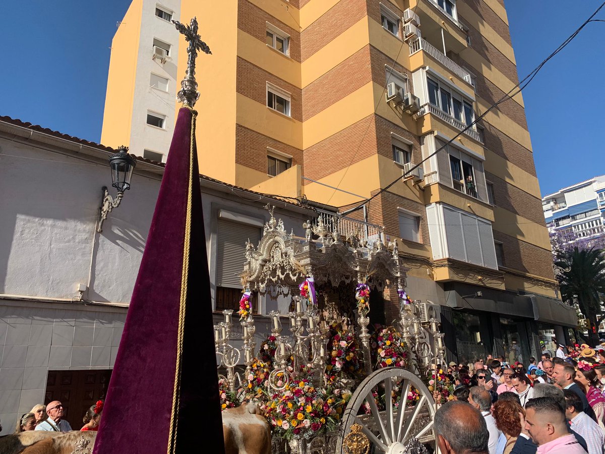 #ElRocío24 - Esta mañana nuestra cofradía ha despedido a su paso por nuestra casa de hermandad al Simpecado de la @HDADMALAGA que emprende su camino hacia la aldea almonteña para encontrarse con la Virgen del Rocío. #CofradíasMLG.