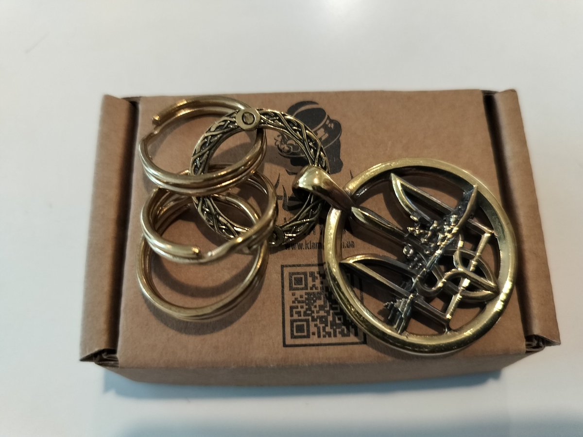 bluelightswede1's tweet image. Fick lite merchandise donerat av @Klamra_com_ua . Denna nyckelring i mässing med Trident och det sänkta skeppet Moskva gjutet. Kan man få ett bud? Budavslut Söndag 12 Maj kl 20. Ditt bud i kommentarsfältet. Hela beloppet för Ukraina #Ukraina #klamra #madeinukraine 🇺🇦🇸🇪❤️