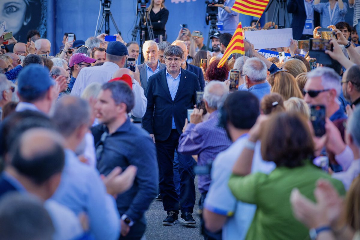 “No et limites a contemplar les hores que ara venen. Baixa al carrer i participa, no podran res davant un poble unit, alegre i combatiu” #PuigdemontPresident