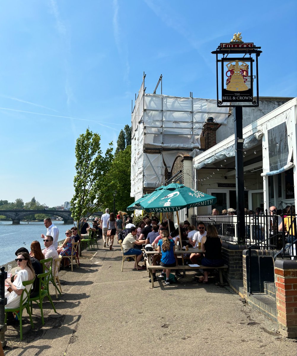 Pub 3 is The Bell & Crown. It’s absolutely packed in here, a pint by the river is a good thing. #chiswick #westlondon #londonpubs
