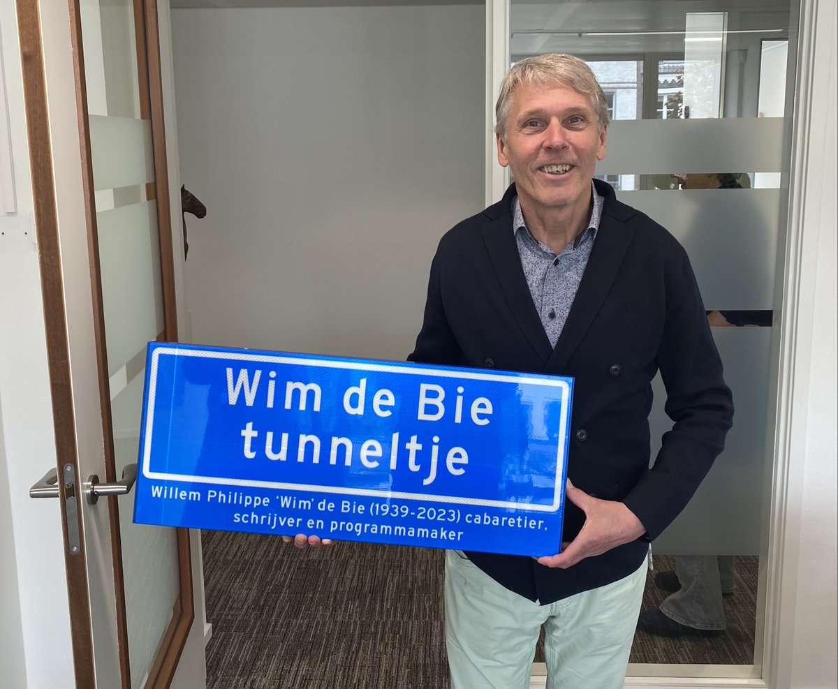 Wethouder Nico Schimmel heeft de bordjes al op zijn werkkamer. Op dinsdag 18 juni gaat hij het @WimdeBie tunneltje officieel openen in <a href="/Spiegelstraat/">Spiegelstraat</a> Bussum. Een initiatief van de lezers van Spiegelschrift.