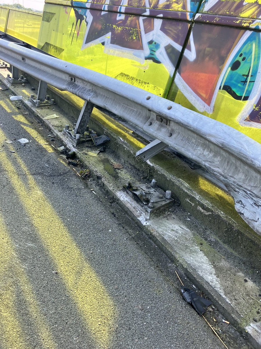 wis_robertvdA's tweet photo. A2 #Hintham richting a59 verbindingslus ongeval 🚘🚘 door klapband geen letsel en schade aan de vangrail wordt momenteel hersteld @RWSverkeersinfo https://t.co/fZKEPQnEmK