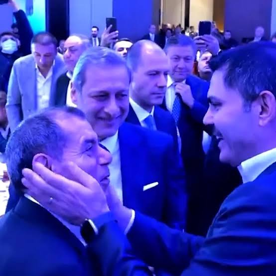Beşiktaş Başkanı Hasan Arat: (Murat Kurum'a yanağını okşatan Dursun Özbek'e)

"Beşiktaşlı deprem bölgesine gidip çocukların başını yanağını okşatmıştır, kendi yanağını okşatmamıştır."