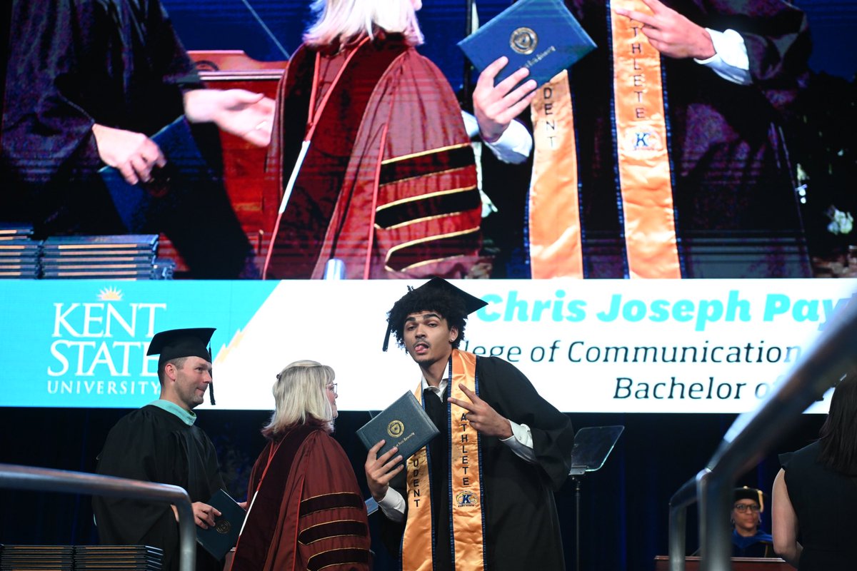KentStMBB's tweet photo. What a day 🎓 Congratulations! 

#KentStMBB x #flashesforever⚡️ https://t.co/6Pq3GlMTXB