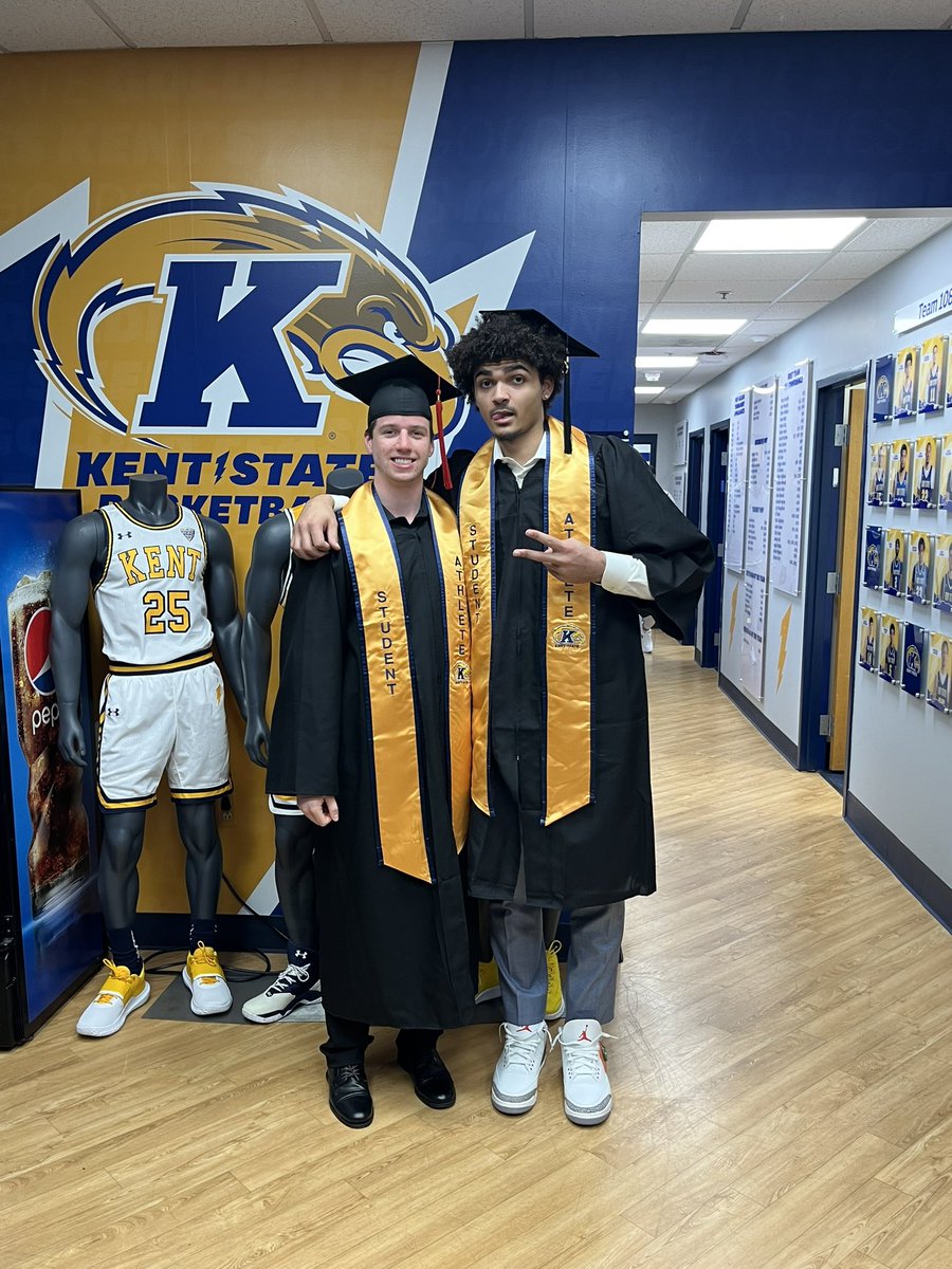 KentStMBB's tweet photo. What a day 🎓 Congratulations! 

#KentStMBB x #flashesforever⚡️ https://t.co/6Pq3GlMTXB