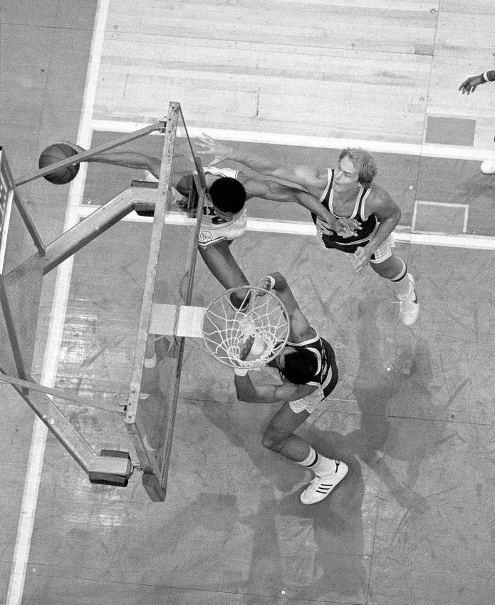 Ballislife's tweet photo. OTD (1980) Dr. J made this shot!  

📷 Jim Cummins https://t.co/RxsWuztC3R