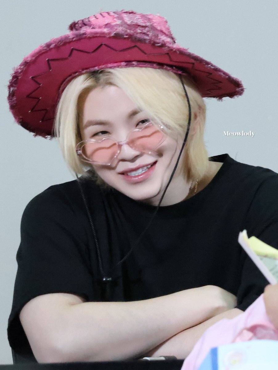 I LOVE THIS PIC! 🫶

cr. Meowlody_17