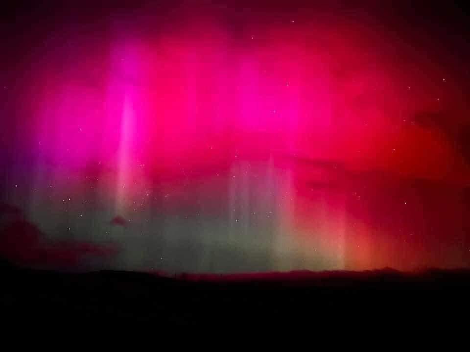 Anoche, una aurora boreal iluminó el cielo de varios estados en México por primera vez en 165 años

Esto debido  a una tormenta geomagnética, este 10 de mayo, la aurora boreal ha podido ser vista en gran parte del mundo, incluido México.

Usuarios en redes sociales han compartido…