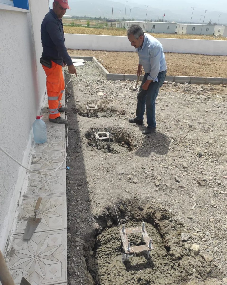 Arsuz Belediyesi Hizmet Binamızın yanında yapımını tamamladığımız ve 26 Mayıs'ta açılışını gerçekleştireceğimiz Kreş'imizin peyzaj ve çevre düzenleme çalışmalarına devam ediyoruz.